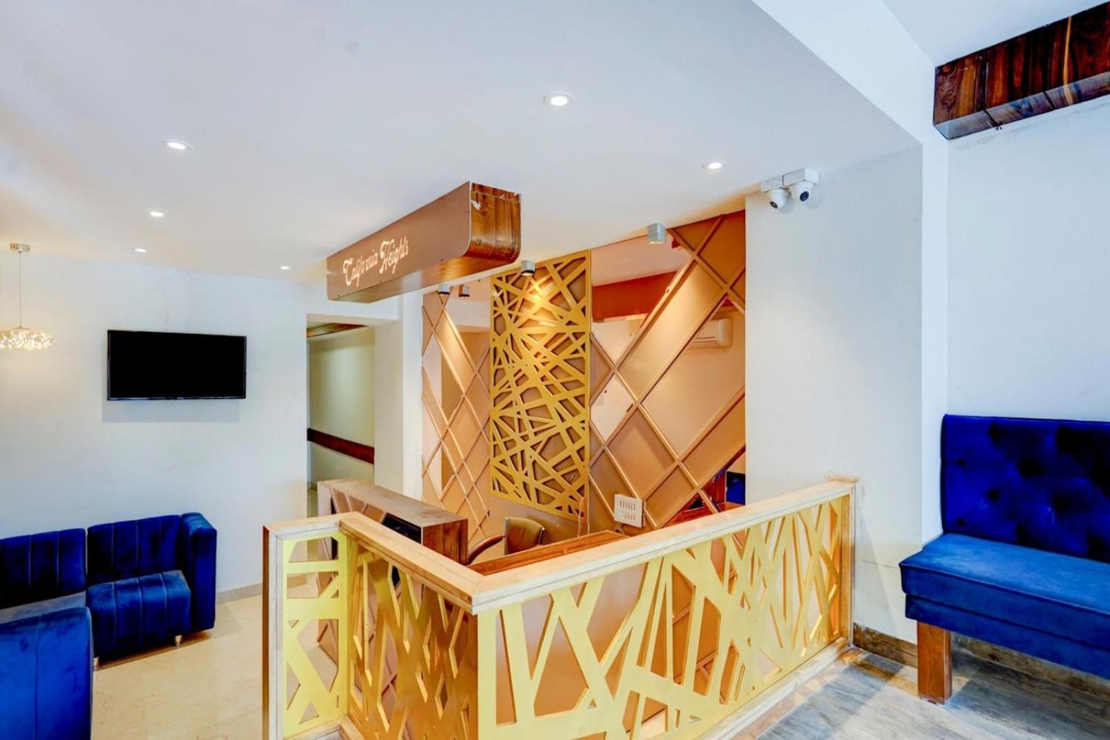 होटल California Heights 3*